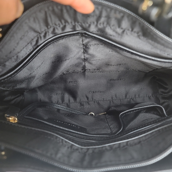 Calvin Klein floral prints tote bag. - Picture 5 of 12